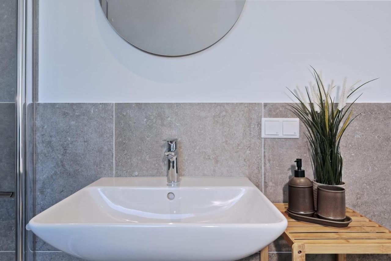 'Traveller Lodge' Grosszuegiges Apartment - 3 Bedroom 10Min To Hbf, Full Kitchen, Homeoffice, Netflix, Wifi Düsseldorf Kültér fotó