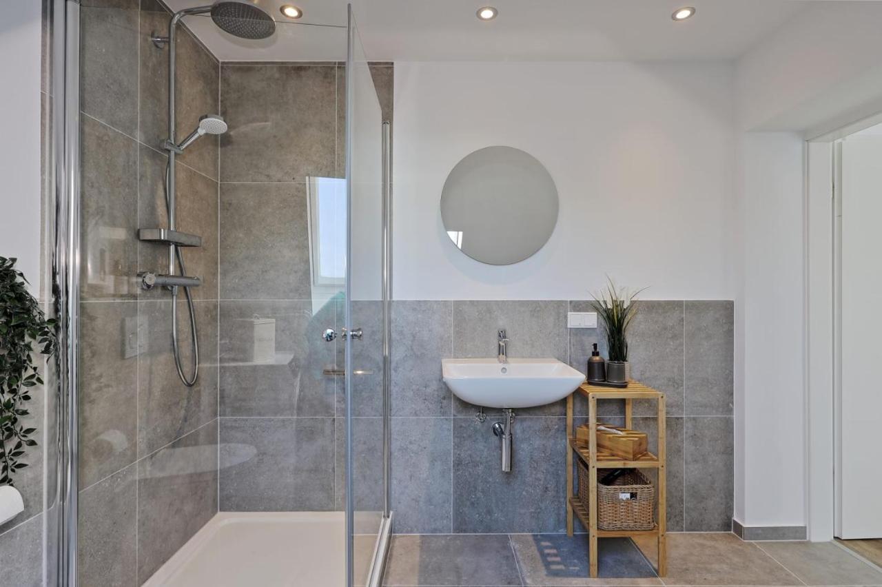 'Traveller Lodge' Grosszuegiges Apartment - 3 Bedroom 10Min To Hbf, Full Kitchen, Homeoffice, Netflix, Wifi Düsseldorf Kültér fotó